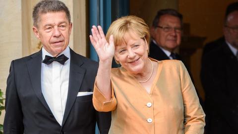 Bundeskanzlerin Angela Merkel (CDU) und ihr Mann Joachim Sauer kommen am 25.07.2017 in Bayreuth (Bayern) zur Eröffnung der Bayreuther Festspiele. Die Richard-Wagner-Festspiele werden mit der Oper "Die Meistersinger von Nürnberg" eröffnet. Foto: Nicolas Armer/dpa | Verwendung weltweit