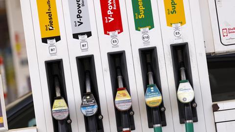 Zapfsäulen an einer Shell-Tankstelle