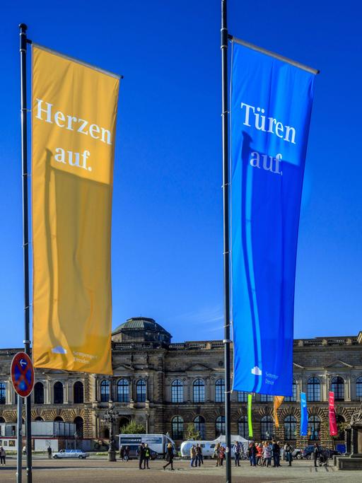 Dresden für Weltoffenheit: "Augen auf", "Herzen auf", "Türen auf", "Die Würde des Menschen ist unantastbar" steht auf bunten Fahnen vor der Semperoper