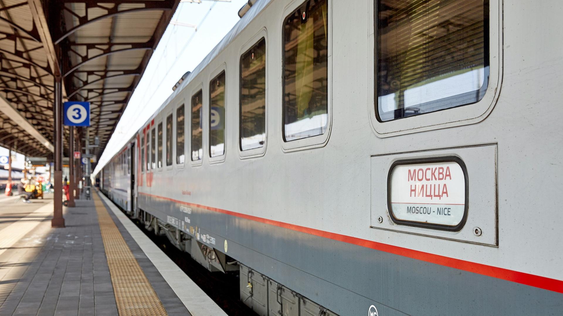 Blick auf den Moskau-Nizza-Express im Bahnhof von Ventimiglia