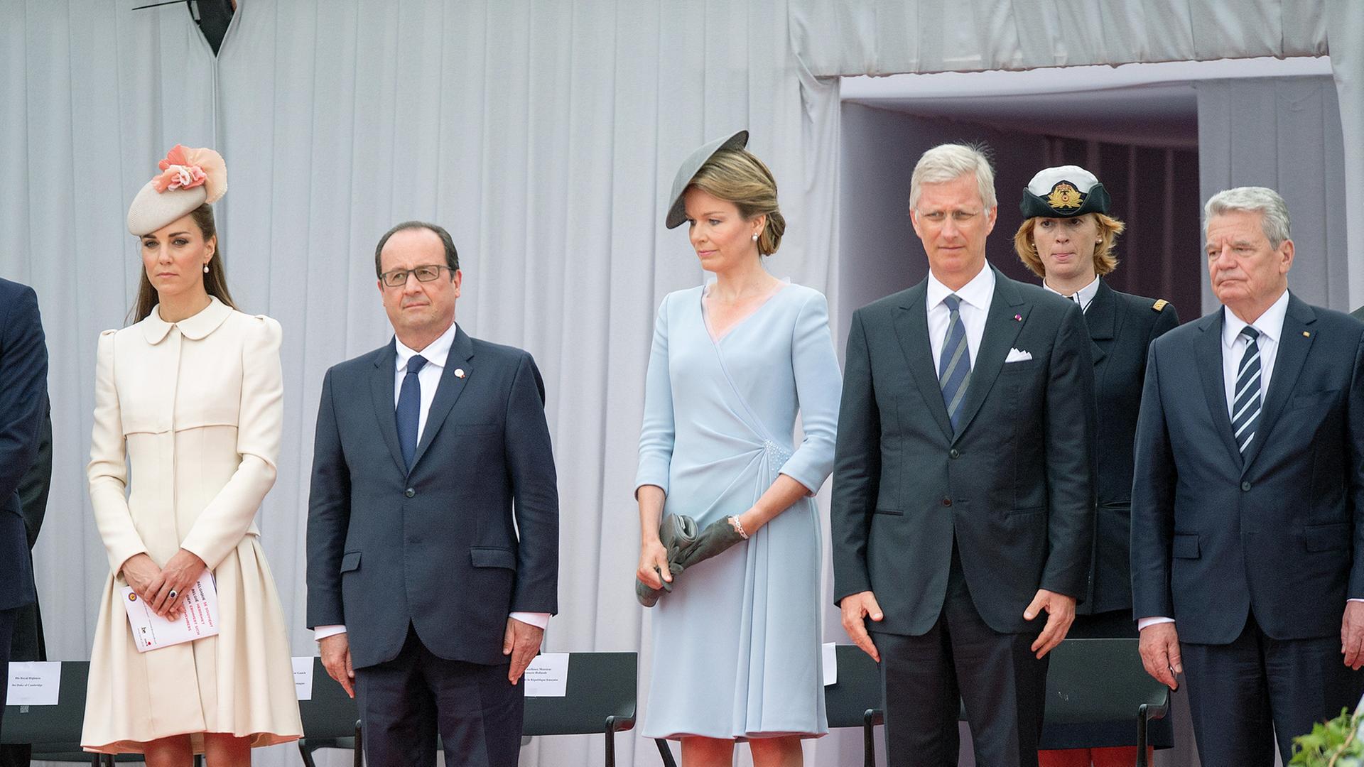 Die Frau des britischen Prinzen William, Herzogin Kate, Frankreichs Präsident Francois Hollande, Belgiens Königin Mathilde, Belgiens König Philippe und Bundespräsident Joachim Gauck nehmen in Lüttich an den internationalen Gedenkfeierlichkeiten zum 100. Jahrestag des Beginns des Ersten Weltkriegs teil.