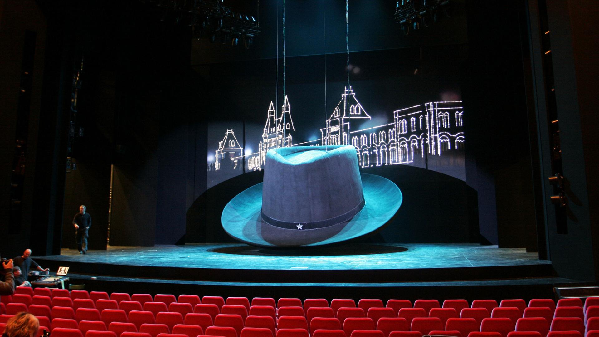 Bühnenbild des Musicals "Hinterm Horizont" im Musical Theater am Potsdamer Platz in Berlin mit übergroßem Hut von Udo Lindenberg
