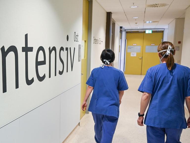 Zwei Pflegerinnen gehen durch einen Gang der Intensivstation im Ulmer Bundeswehr-Krankenhaus