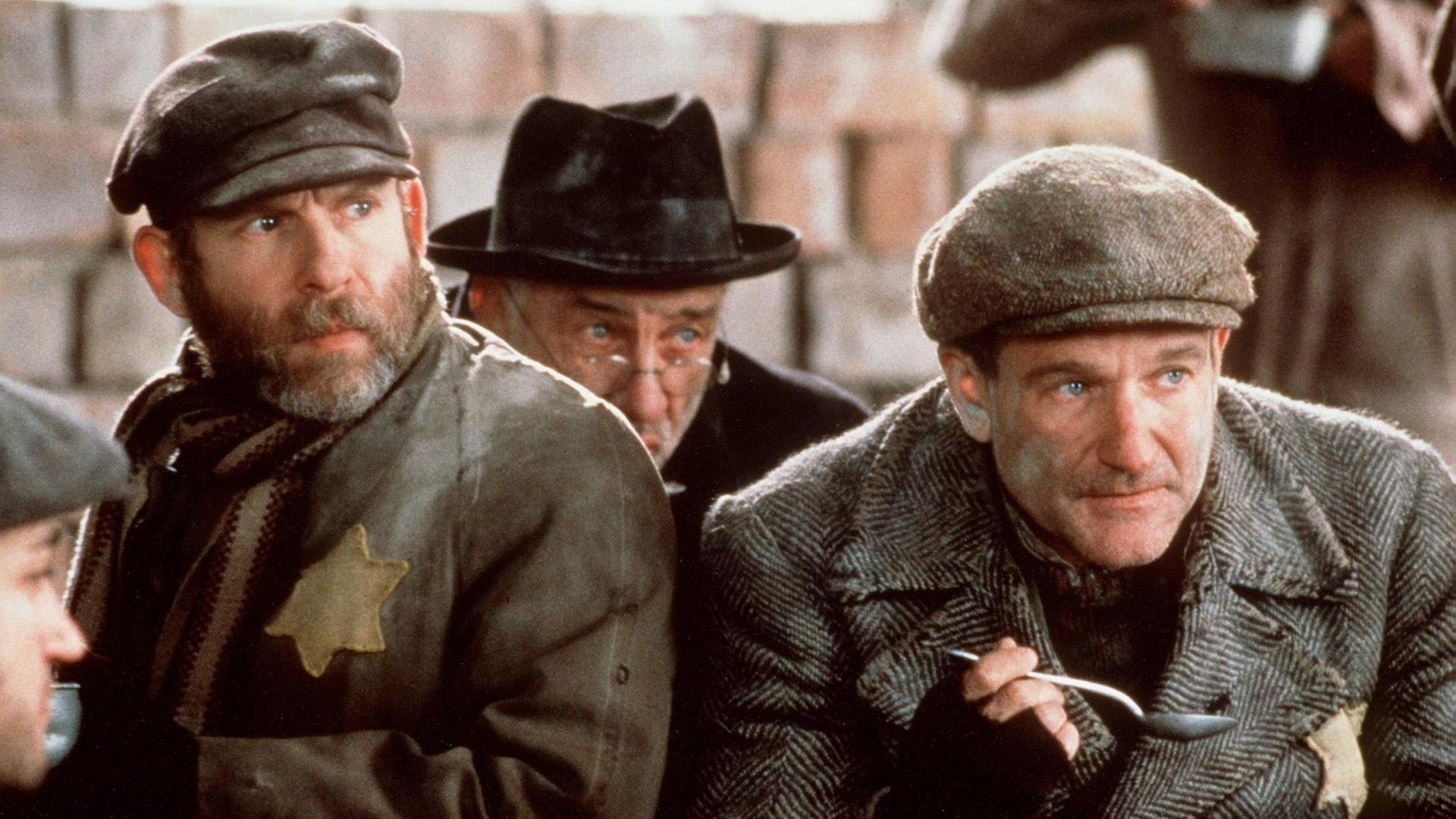 Bob Balaban (Kowalski), Armin Müller Stahl (Kirschbaum) und Robin Williams (Jakob) in einer Szene aus dem Film "Jakob der Lügner".