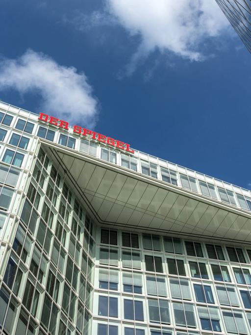 Blick von unten auf die oberen Stockwerke des Gebäude des Spiegel-Verlags in Hamburg, oben mit der Aufschrift "Der Spiegel".