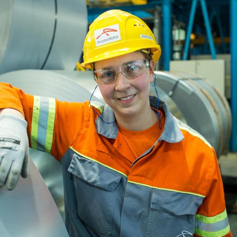 Die 26-jährige Kerstin Apel ist Prozess-Ingenieurin im Arcelor Mittal Konzern in Eisenhüttenstadt (Brandenburg) und steht am 02.03.2016 in der Verzinkerei des Unternehmens neben sogenannten Stahlcoils.