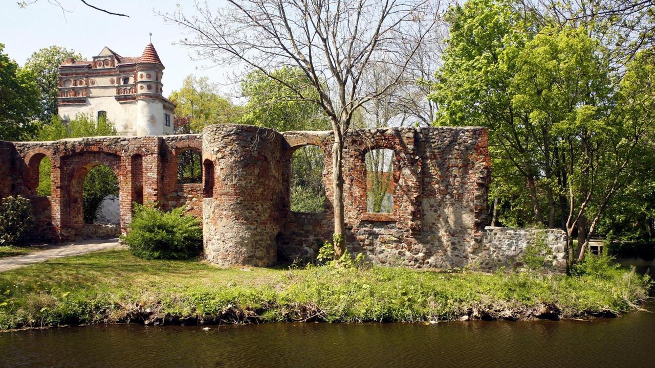 Schloss und Burg Freyenstein in einem Park mit Teich in der Ostprignitz.