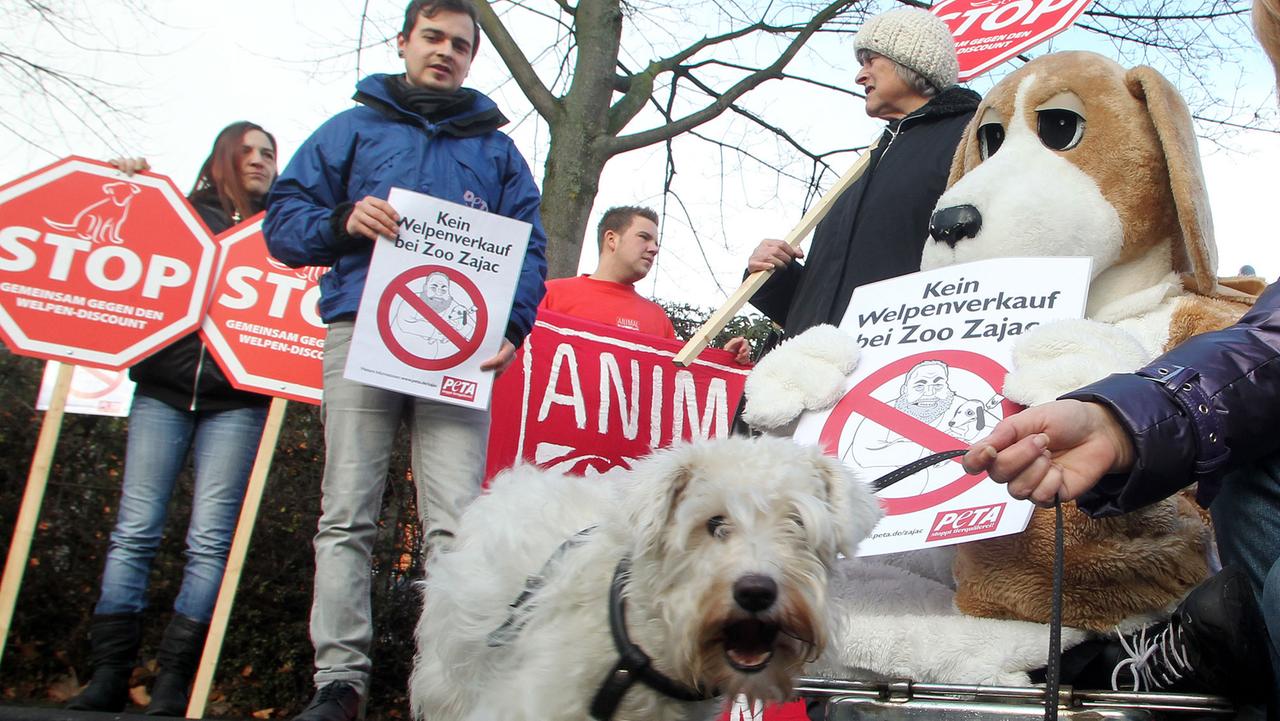 Peta-Aktivisten demonstrieren 2012 in Duisburg vor der Zoohandlung Zajac gegen den Verkauf von Hunden in Zoohandlungen. 