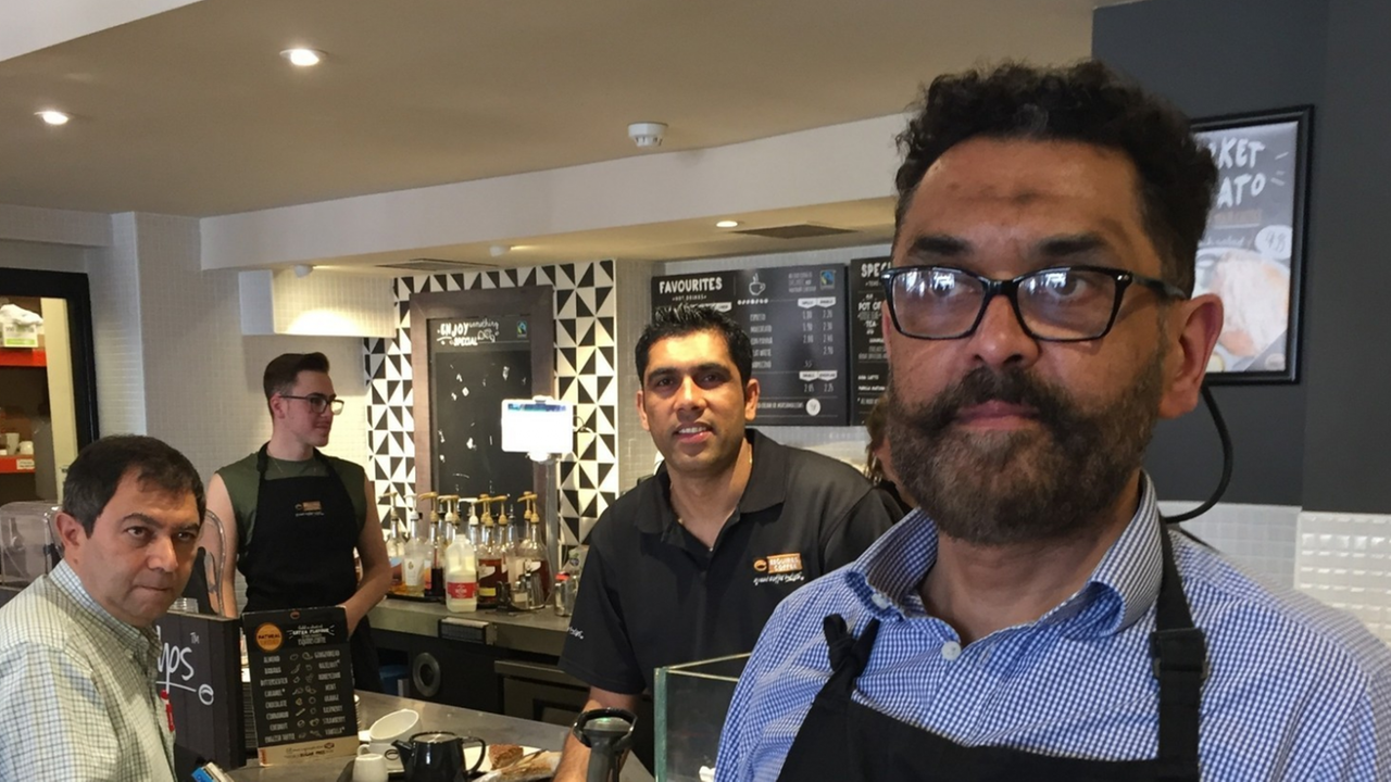 Naziq Hussain von Esquire Coffee lädt die Royals in sein Café im Herzen von Windsor.