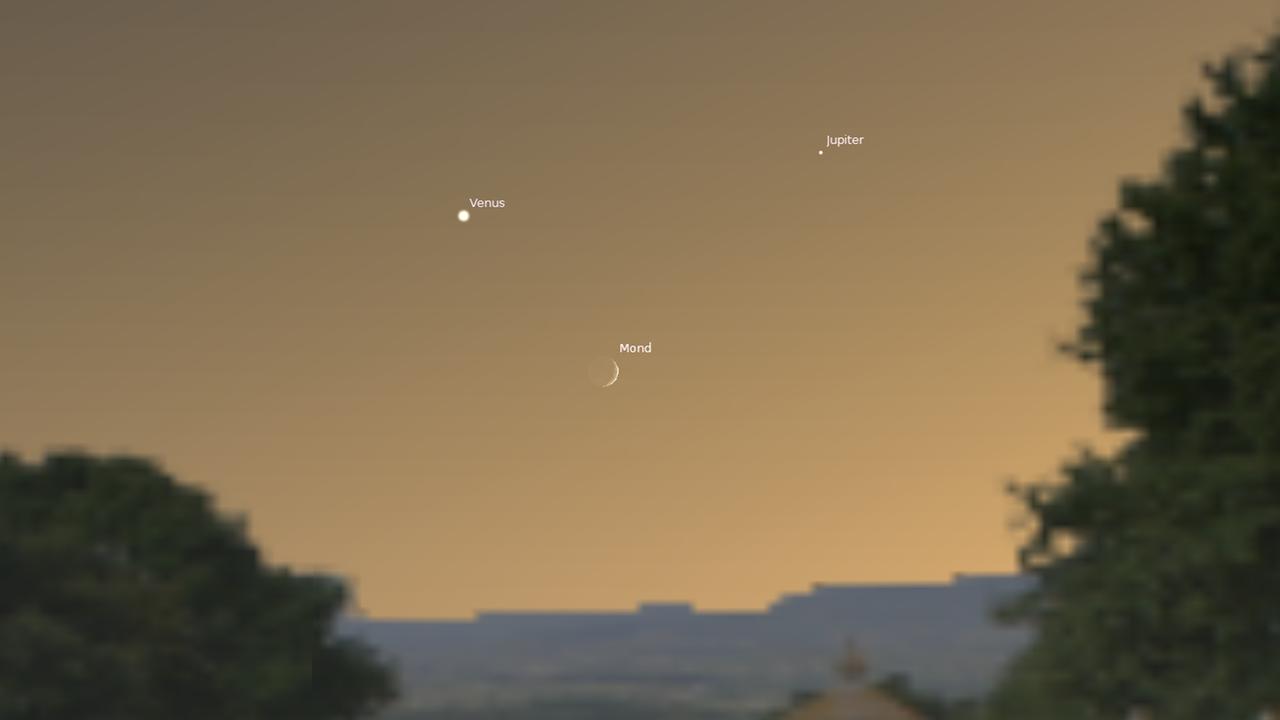 Mondsichel, Venus und Jupiter am frühen Abend