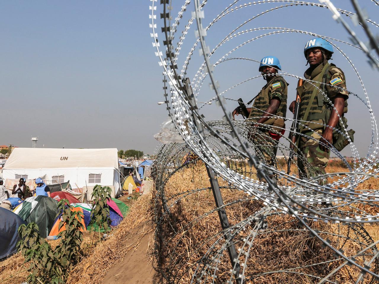 UN-Soldaten bewachen ein Flüchlingscamp