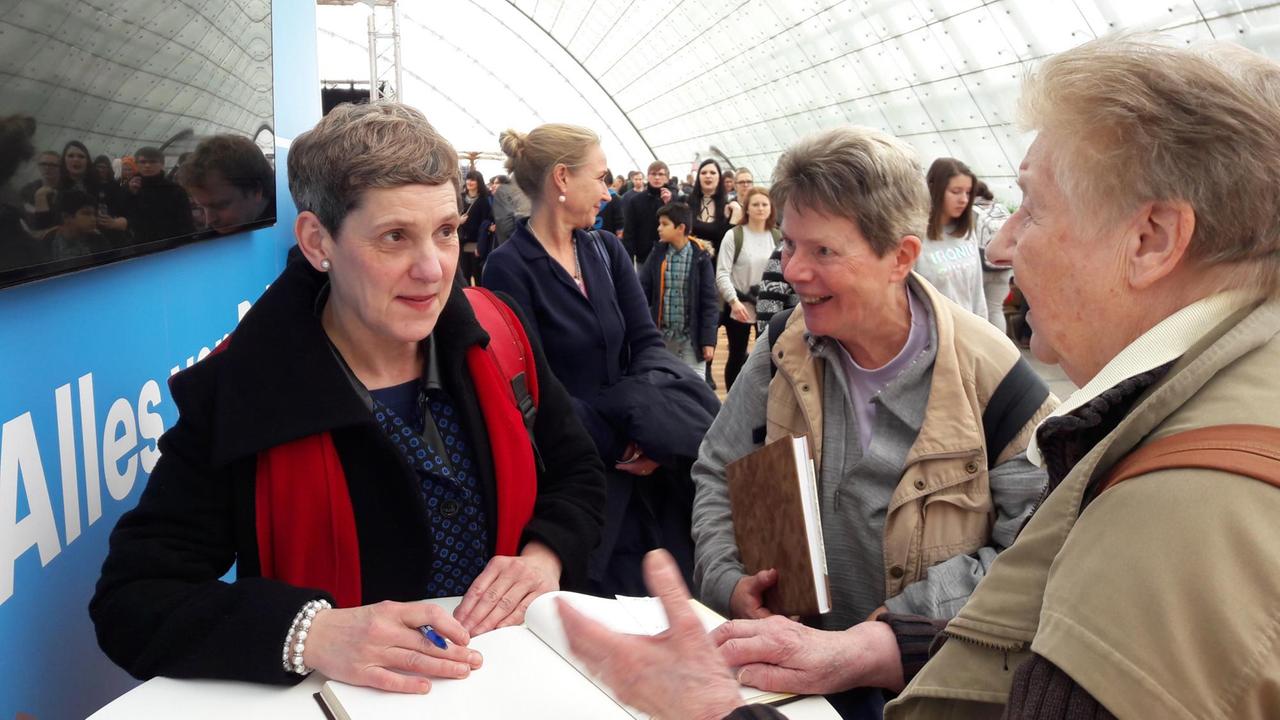 Die Schriftstellerin Felicitas Hoppe im Gespräch mit Leserinnen bei der Leipziger Buchmesse 2018.