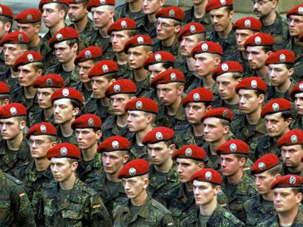 Rund 1.000 Rekruten der 10. deutschen gepanzerten Division warten vor dem Stuttgarter Neuen Schloss auf ihre Vereidigung