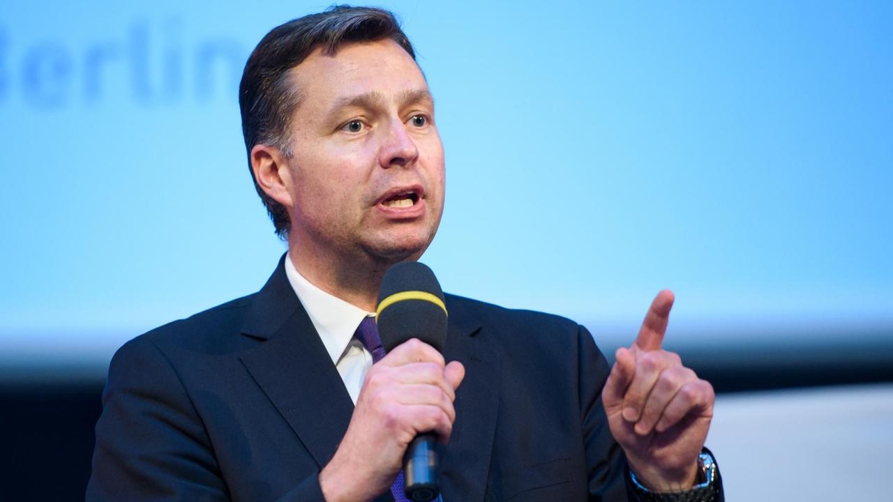 Stephan Mayer (CSU), Parlamentarischer Staatssekretär im Bundesministerium des Innern, spricht während eines parlamentarischen Abend des Deutschen Behindertensportverbandes zu den Gästen.