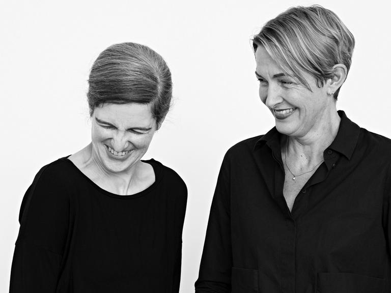 Das Team von "Der Theaterpodcast": Elena Philipp von nachtkritik.de (links) und Deutschlandfunk-Kultur-Moderatorin Susanne Burkhardt.