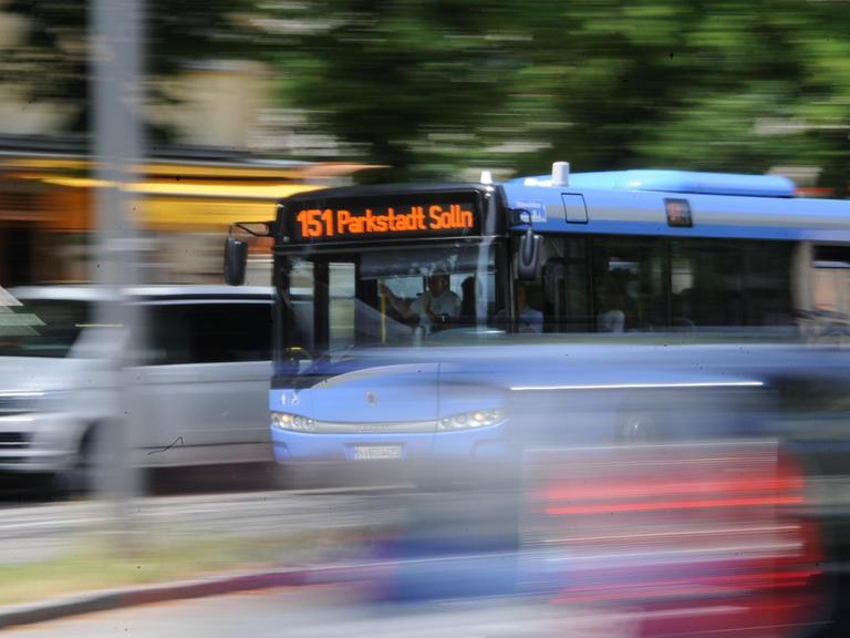 Ein Linienbus fährt am 27.06.2017 durch eine Straße in München (Bayern).