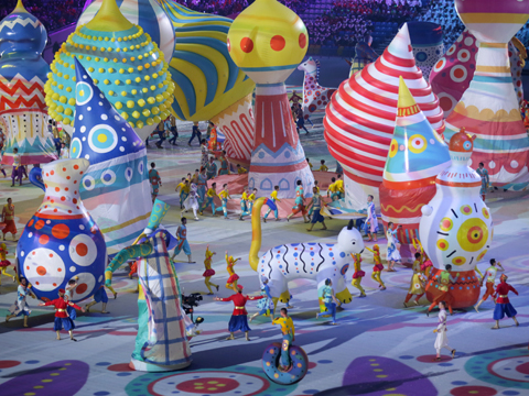 Tänzer, bunte Ballons: Russische Folklore bei der Eröffnungsfeier der olympischen Winterspiele Tänzer, bunte Ballons: Russische Folklore bei der Eröffnungsfeier der olympischen Winterspiele