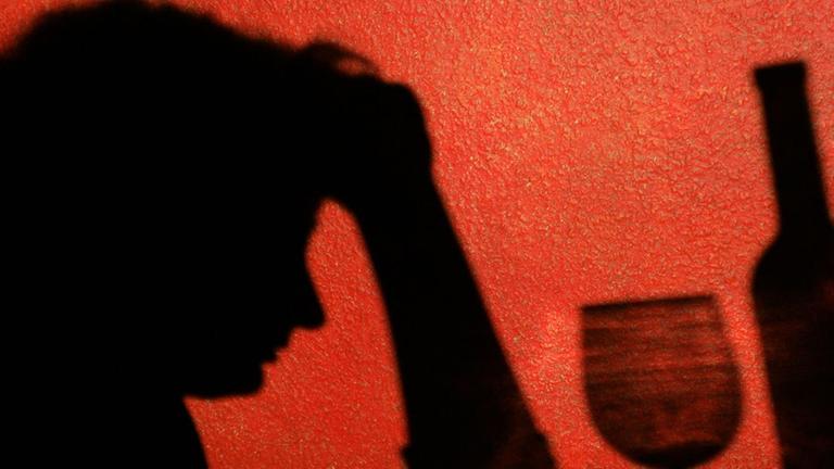 Der Schatten einer Frau, die nachdenklich vor einem Glas Wein sitzt, Der Schatten einer Frau, die nachdenklich vor einem Glas Wein sitzt,