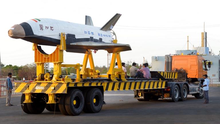Indiens Mini-Shuttle beim Transport zum Start