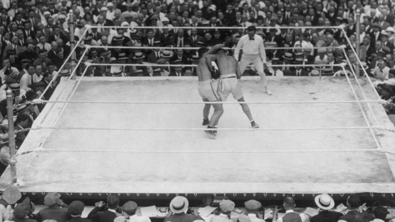 Jack Dempsey and Georges Carpentier boxing for the World Heavyweight title, July 2, 1921. Over 80,000 fans brought in boxing s first million dollar gate. Dempsey knocked Carpentier out in the fourth round. BSLOC20151765 For usage credit please use PUBLICATIONxINxGERxSUIxAUTxONLY Copyright: xCourtesyxEverettxCollectionx HISL041 EC295