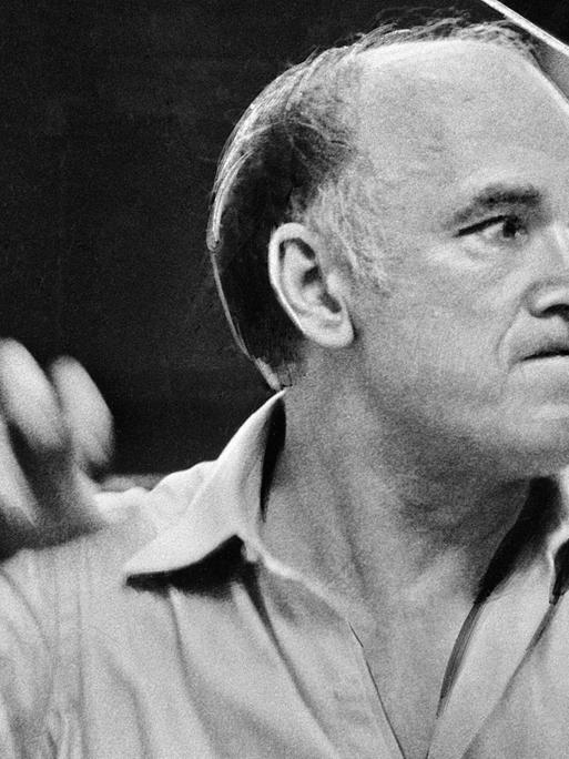 Swjatoslaw Richter spielt energisch Klavier