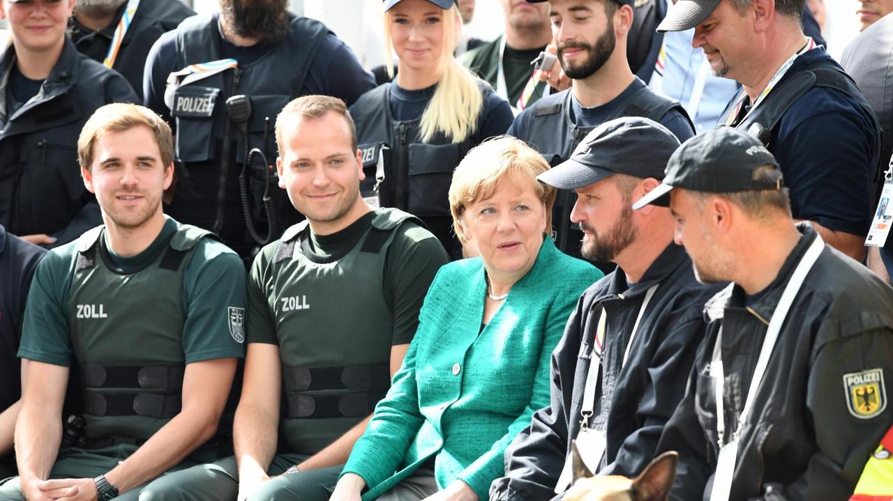 Merkel mit Beamten.