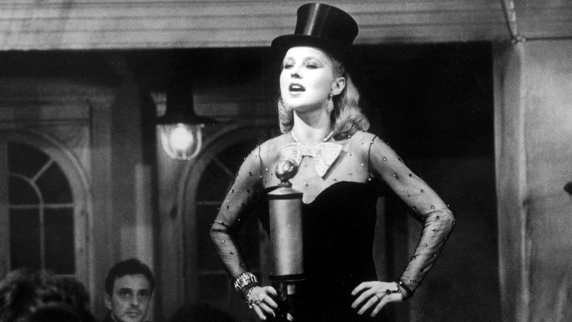 Hanna Schygulla als Barsängerin Wilkie bei einem Auftritt in einem Fronttheater. Szene aus dem mit 10 Millionen Mark teuersten deutschen Nachkriegsfilm "Lili Marleen" von Regisseur Rainer Werner Fassbinder. Foto: picture alliance