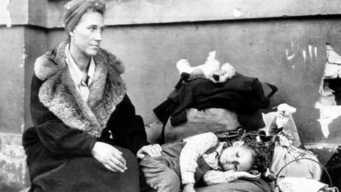Flüchtlinge warten im Oktober 1945 auf einen Zug in Berlin.