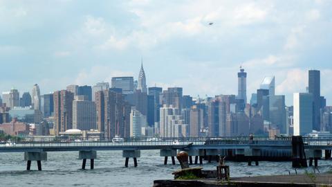 Blick auf den East River mit Manhattan im Hintergrund, aufgenommen vom Ufer in Williamsburg, Brooklyn, New York am 22.06.2014.