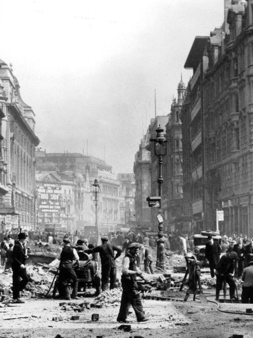 Picadilly in London nach der schlimmsten der Luftangriffe im Zweiten Weltkrieg im Mai 1941. 1450 starb und der Turm, Westminster Abbey und das House of Commons wurden getroffen.
