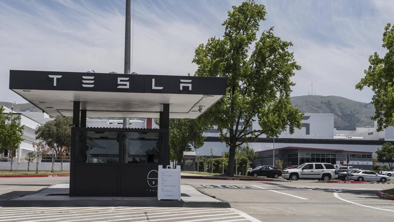 Haupteingang zur Tesla-Fabrik in Fremont, Kalifornien