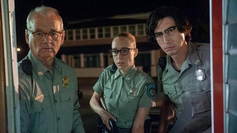 Drei Polizisten sehen dem Horror entgegen.