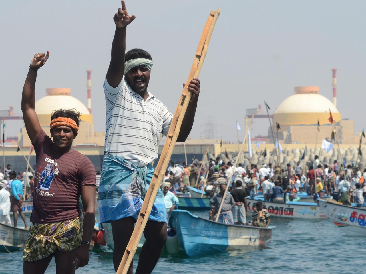 Indische Fischer protestieren vor dem Atomkraftwerk in Koodankulam