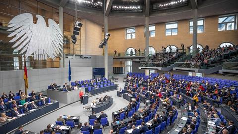 Das Foto zeigt Bundeskanzlerin Angela Merkel im Bundestag während der Generaldebatte zum Bundeshaushalt.