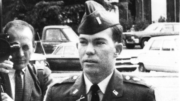 Oberstleutnant William L. Calley am 14. November 1969 in Fort Benning auf dem Weg zu einer Untersuchung. In My Lai, einem Dorf in Südvietnam, haben amerikanische Soldaten am 16. März 1968 mindestens 400 Zivilisten, Frauen und Kinder niedergemetzelt. Das Kriegsgericht machte nur William L. Calley, den zuständigen Einsatzleiter, für das Massaker verantwortlich. Am 31. Mai 1971 wurde Calley wegen erwiesenen Mordes in 22 Fällen von einem Krieggericht zu einer lebenslänglichen Zuchthausstrafe veruteilt. Präsident Nixon begnadigte den My-Lai-Mörder kaum drei Tage nach der Urteilsverkündung bis auf weiteres zu Hausarrest, dann wurde sein Urteil zunächst in 20 Jahre, dann in zehn Jahre Freiheitsstrafe umgewandelt. Im September 1974 hob ein ordentliches Gericht das Kriegsgerichtsurteil ganz auf. |