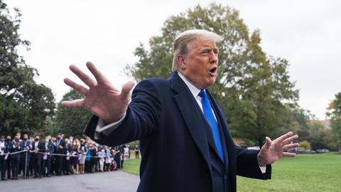 US-Präsident Donald Trump, gestikulierend vor einer Gruppe von Menschen.