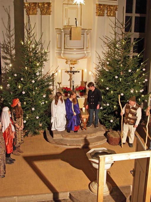 Zum Weihnachtsgottesdienst am Heiligabend führten Mitglieder der Kirchgemeinde ein Krippenspiel in der Dorfkirche Lohmen in Sachsen auf