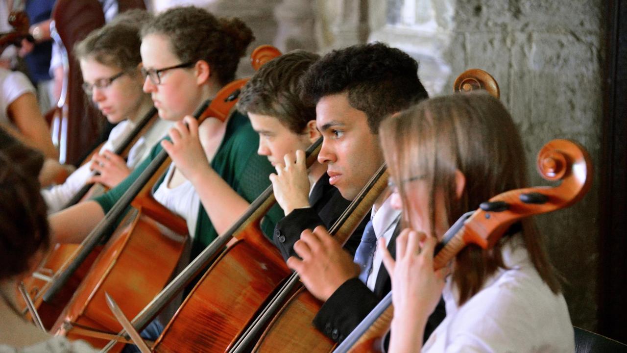 Schüler des Musikzweiges musizieren im Kreuzgang.