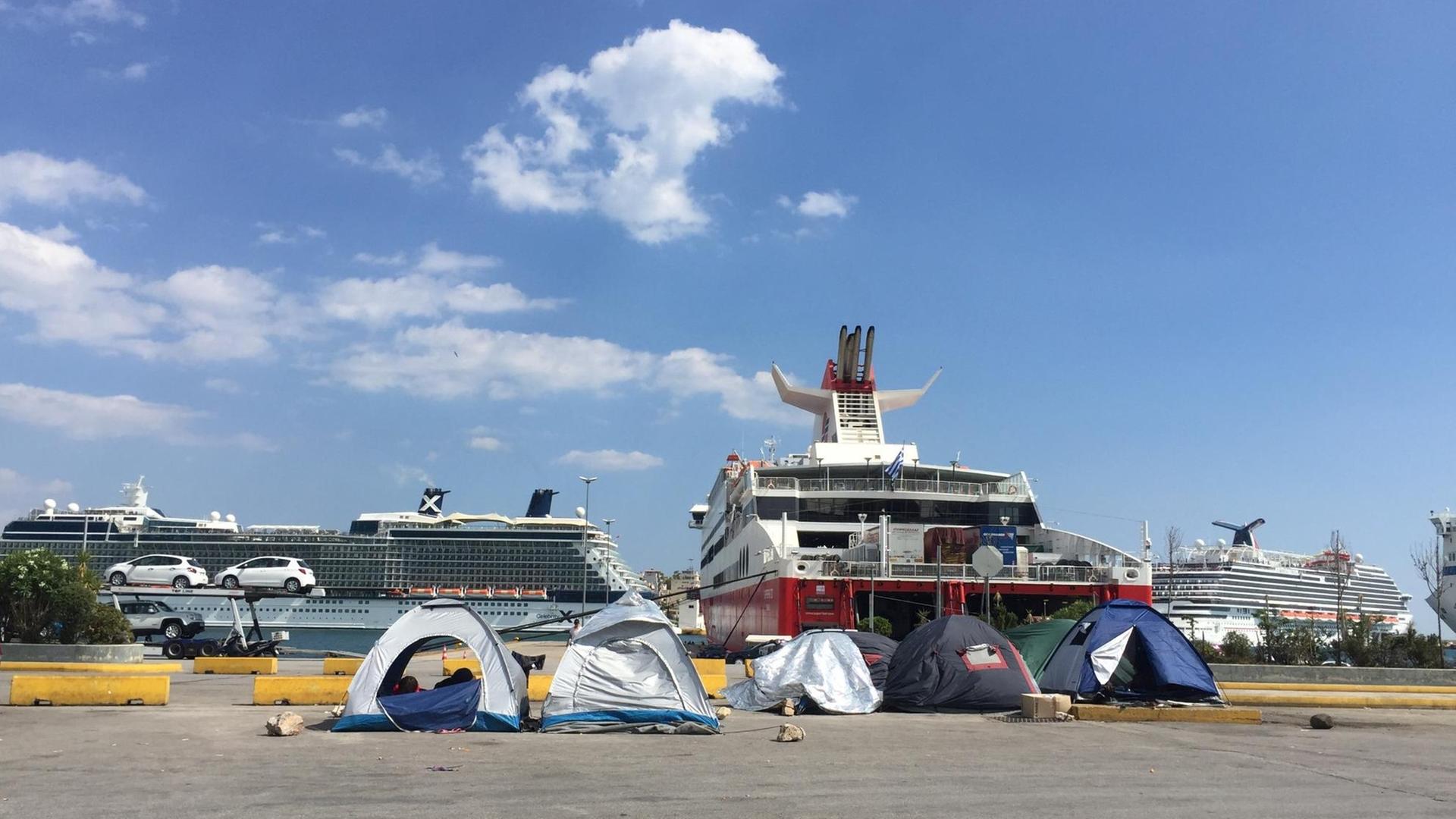 Inoffzielle Flüchtlingsunterkünfte am Hafen von Piräus in Griechenland.