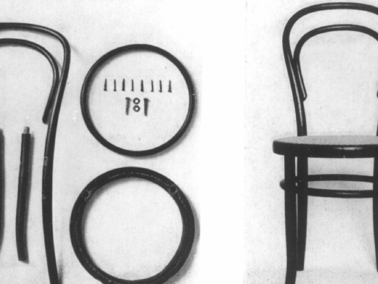 Der Stuhl Nr.14 des Designers Michael Thonet bestehend aus sechs Holzteilen, zehn Schrauben unbd zwei Muttern.