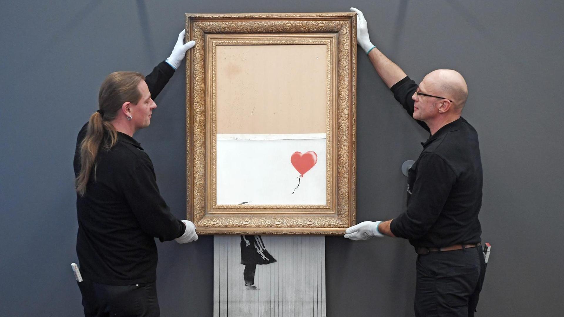 Im Museum Frieder Burda in Baden-Baden wird das geschredderte Banksy Bild "Love is in the Bin" aufgehängt.