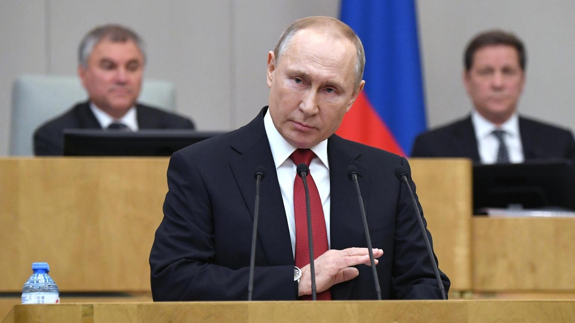 Der Präsident von dem Land Russland Wladimir Putin spricht im Parlament.