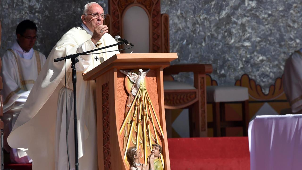 Papst Franziskus hält eine Messe in Santa Cruz in Bolivien.