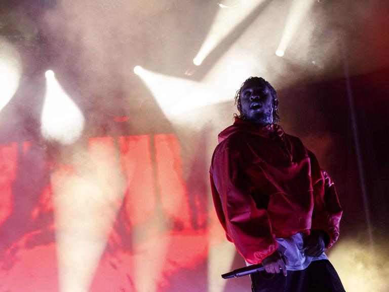 Der Rapper Kendrick Lamar steht auf einer Bühne