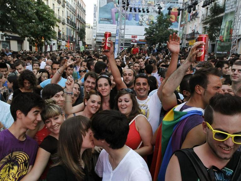 Hunderte feiern im bei Schwulen, Lesben und Transgender beliebten Stadtviertel Chueca in Madrid.