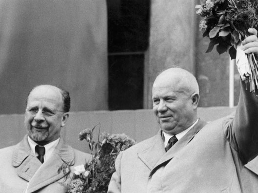 Der Erste Sekretär des ZK der SED, Walter Ulbricht (l), und der Erste Sekretär des ZK der KPdSU, Nikita Chruschtschow (r), am 8.7.1958 in Berlin