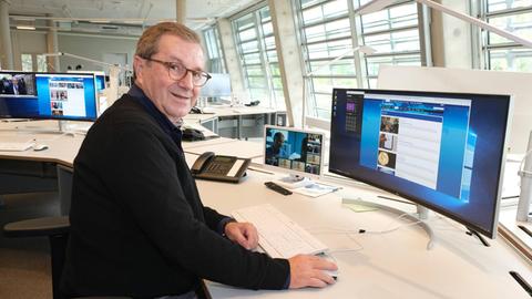 "Tagesschau"-Sprecher Jan Hofer im Newsroom des neuen Nachrichtenhauses von ARD-aktuell auf dem Gelände des Norddeutschen Rundfunks (NDR) in Hamburg-Lokstedt bei der Neueröffnung am 10.10.2019.