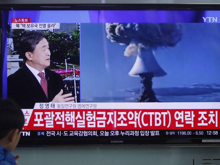 In Südkoreas Hauptstadt Seoul verfolgt ein Passant einen Fernsehbericht über Tests einer Wasserstoffbombe in Nordkorea