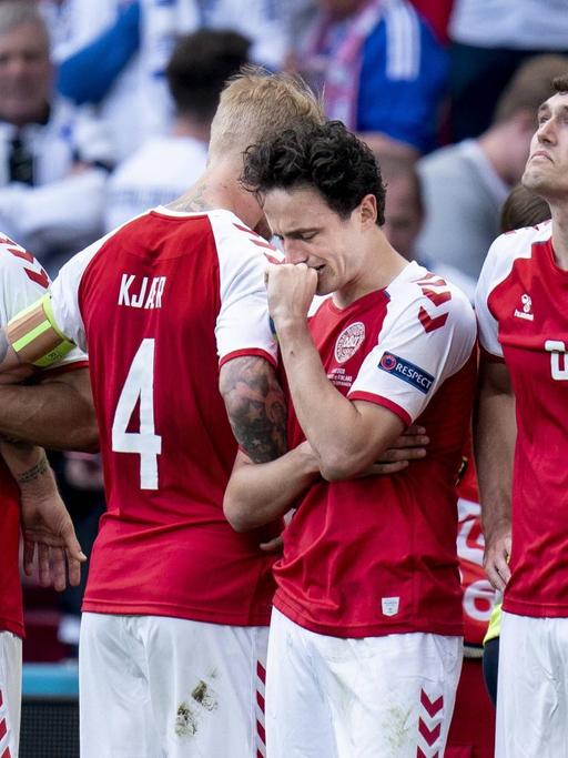 Yussuf Poulsen, Simon Kjaer, Thomas Delaney, Andreas Christensen og Jonas Wind mens Christian Eriksen faar behandling under EM landskampen mellem Danmark-Finland i Parken, Koebenhavn loerdag den 12. juni 2021. , Copenhagen Denmark *** Yussuf Poulsen, Simon Kjaer, Thomas Delaney, Andreas Christensen and Jonas Wind while Christian Eriksen receives treatment during the European Championship international match between Denmark Finland in the Park, Copenhagen Saturday 12 June 2021, Copenhagen Denmark PUBLICATIONxINxGERxSUIxAUTxONLY Copyright: Ritzau/Scanpix LiselottexSabroex COP101 spdk20210612-225515-L