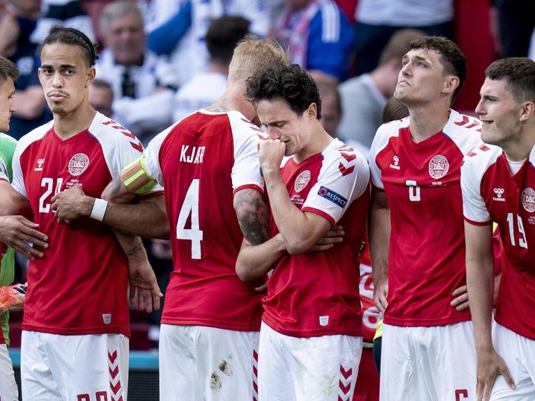 Yussuf Poulsen, Simon Kjaer, Thomas Delaney, Andreas Christensen og Jonas Wind mens Christian Eriksen faar behandling under EM landskampen mellem Danmark-Finland i Parken, Koebenhavn loerdag den 12. juni 2021. , Copenhagen Denmark *** Yussuf Poulsen, Simon Kjaer, Thomas Delaney, Andreas Christensen and Jonas Wind while Christian Eriksen receives treatment during the European Championship international match between Denmark Finland in the Park, Copenhagen Saturday 12 June 2021, Copenhagen Denmark PUBLICATIONxINxGERxSUIxAUTxONLY Copyright: Ritzau/Scanpix LiselottexSabroex COP101 spdk20210612-225515-L